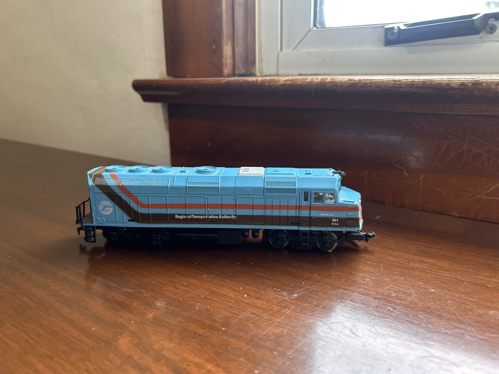 KATO – Chicago RTA EMD F40PH Locomotive #101- Assembled