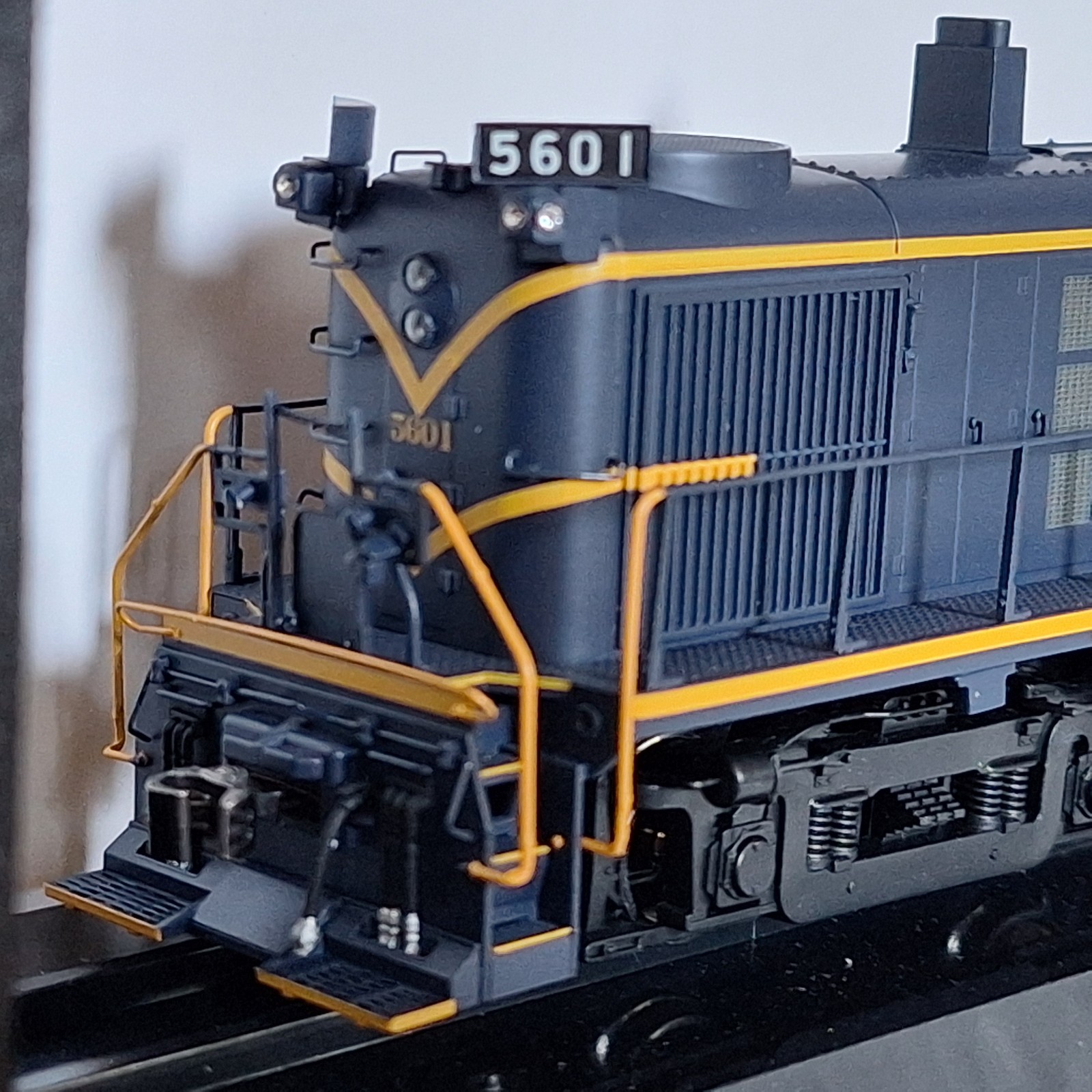 Bowser Executive Line #25196 HO Alco RS-3 ph 3 Chesapeake &Ohio #5601 w/LokSound