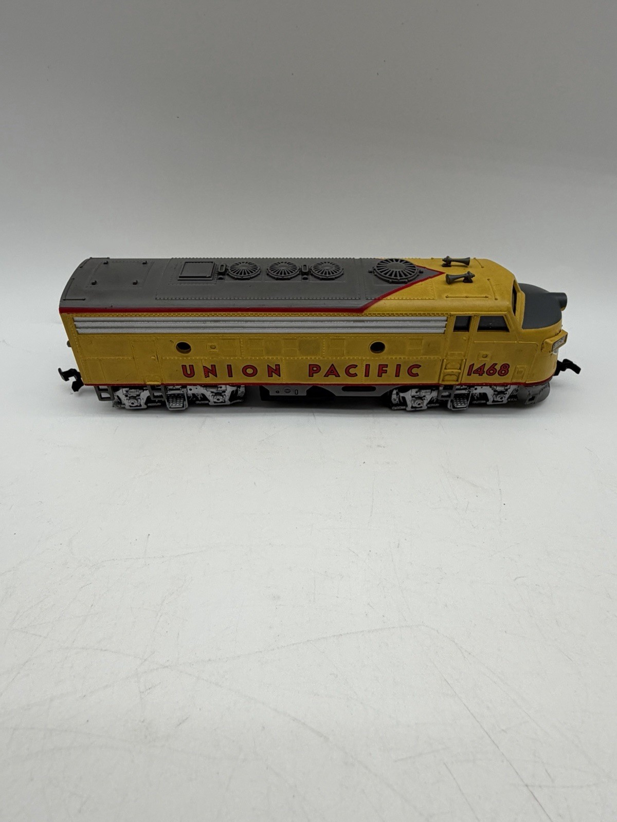 Bachman HO Gauge Diesel Locomotive 1:87 Union Pacific 1468 Yellow READ
