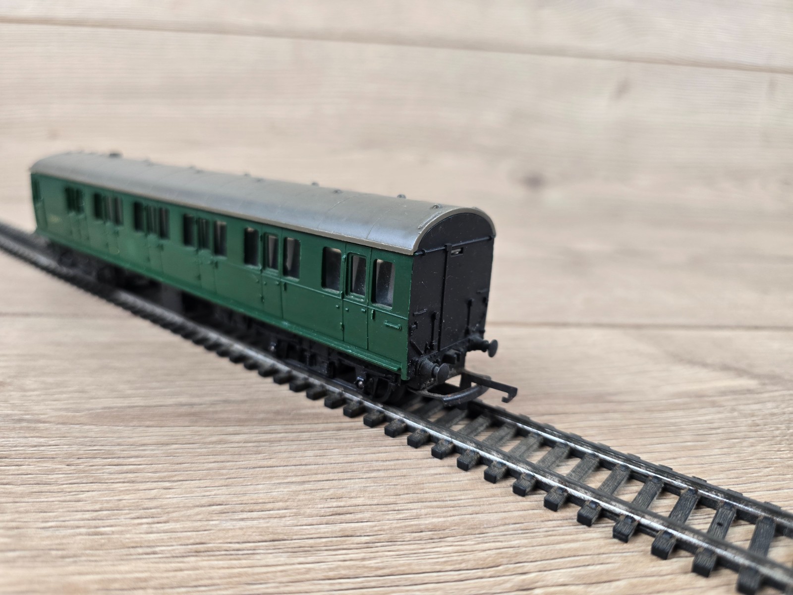 Triang Hornby R156 Southern Rail Suburban Motor Coach S1057S Green OO Gauge