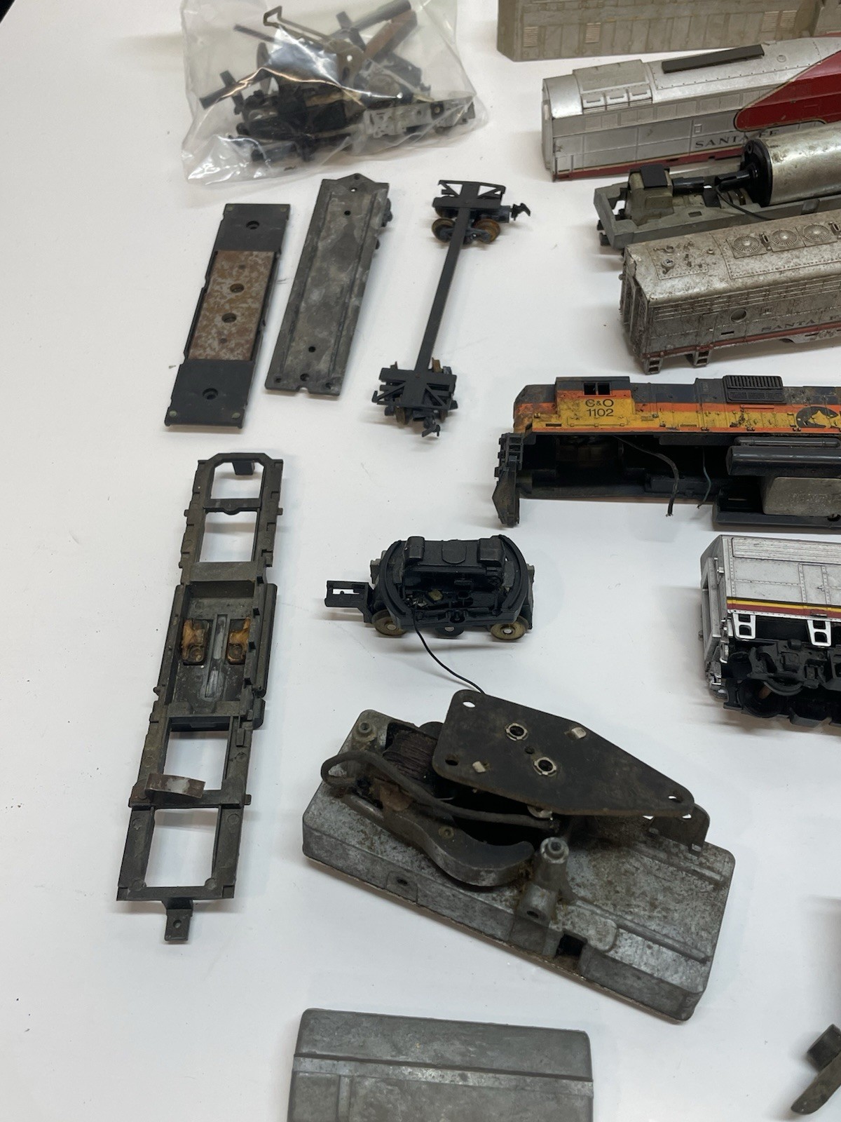 Vtg HUGE Lot HO Locomotives, Train Cars, Parts & Pieces Mixed *FOR PARTS AS IS*