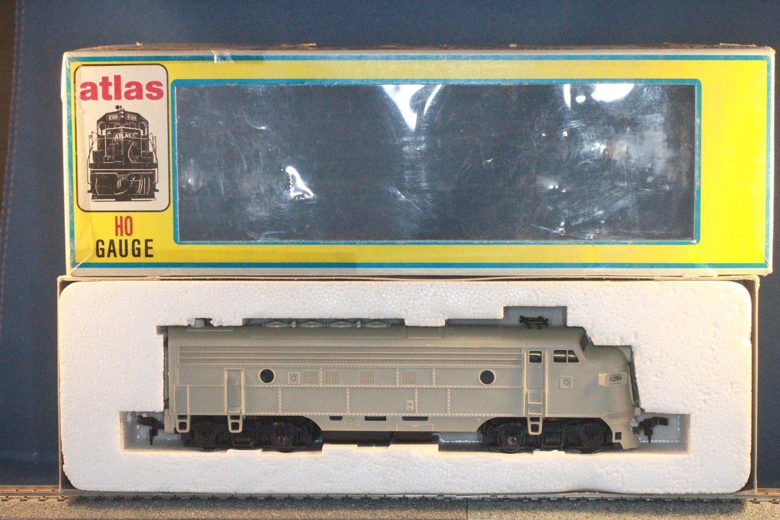 JP HO ATLAS 8300 EMD FP-7A Diesel Powered Undecorated Roco Drive