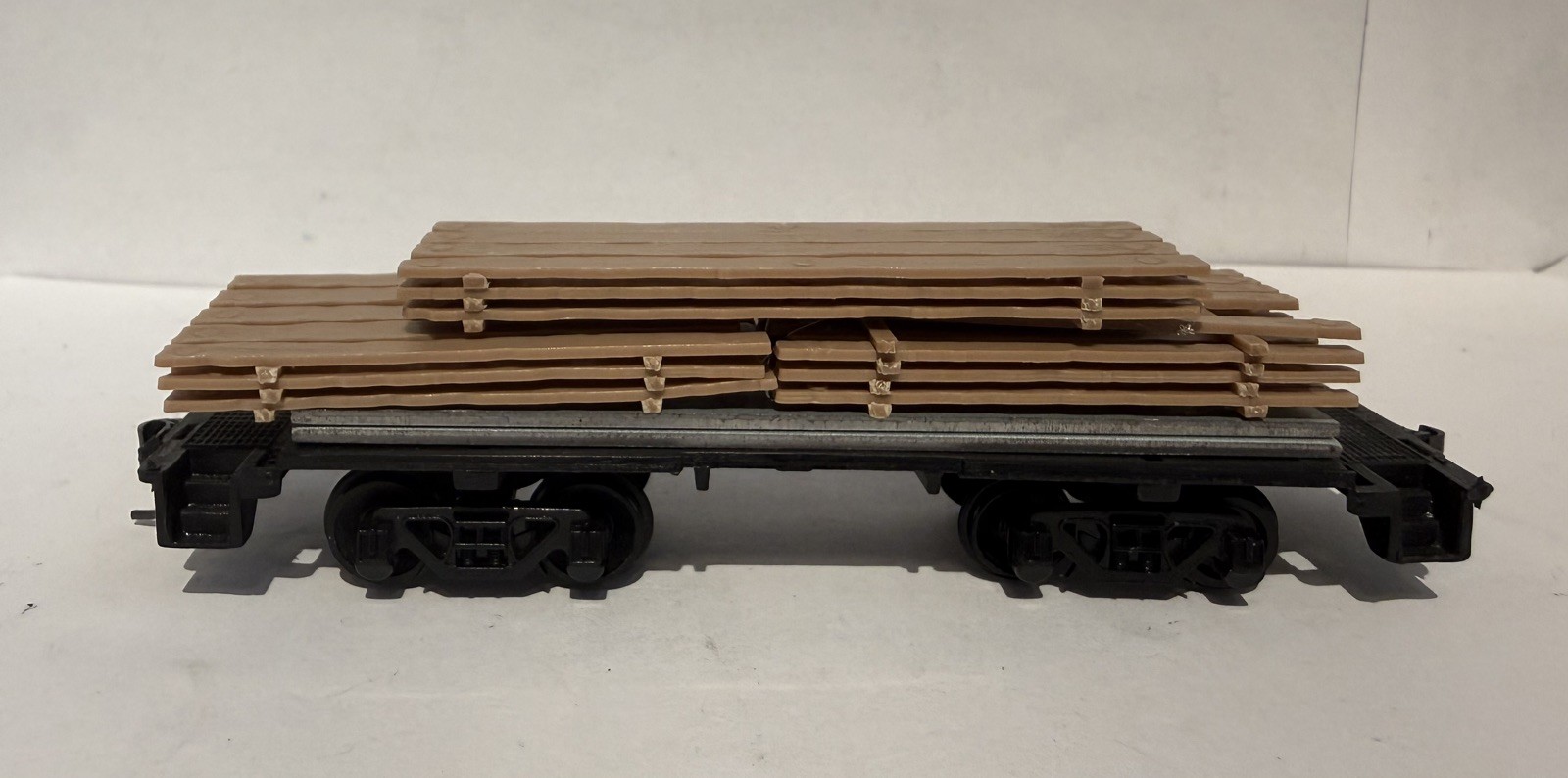 HO Scale Flatcar w/ Lumber Load Plastic Wheels /metal Kadee knuckle couplers