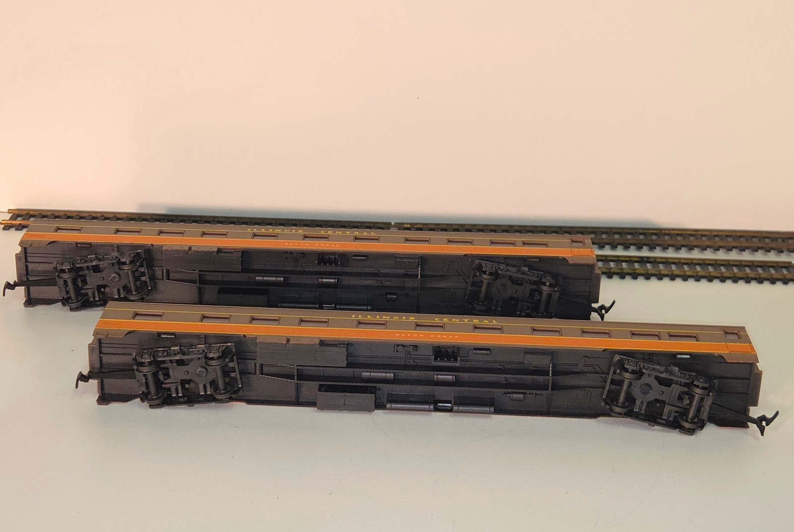 AHM Rivarossi HO Illinois Central FM C-Liner Diesel Locomotives 4022 w/ (3) Cars