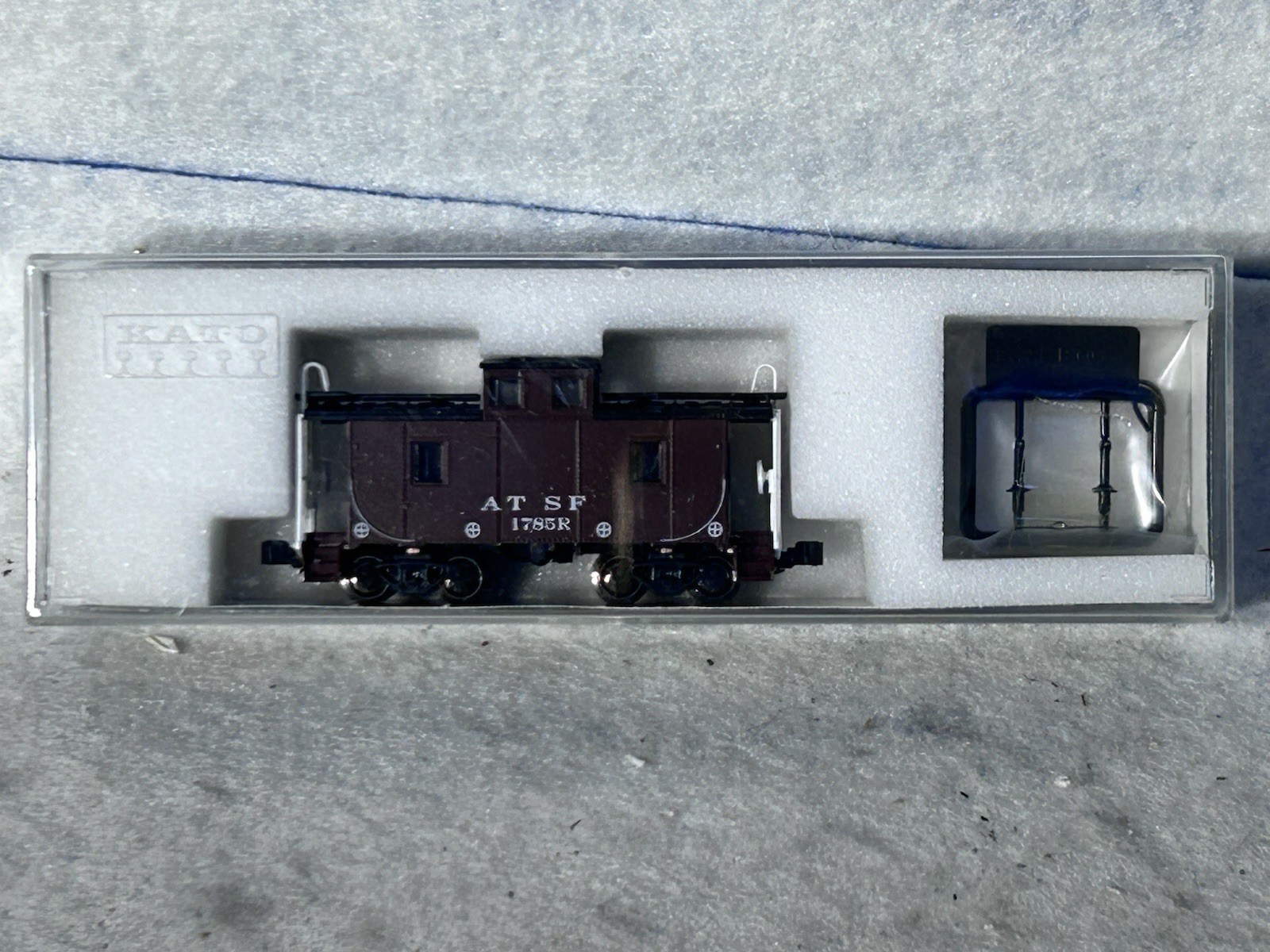Cool KATO Santa Fe SD-40-2 Snoot Nose Diesel Engine/Caboose Set N Gauge