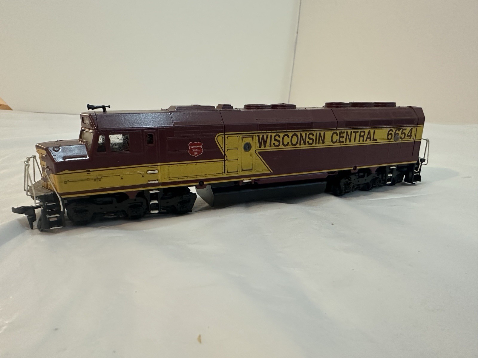 Athearn HO Wisconsin Central BB F45 Locomotives #6650 powered & #6654 dummy