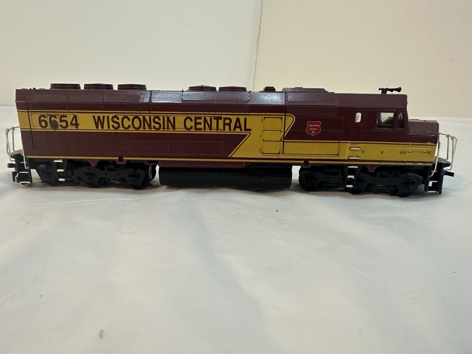 Athearn HO Wisconsin Central BB F45 Locomotives #6650 powered & #6654 dummy