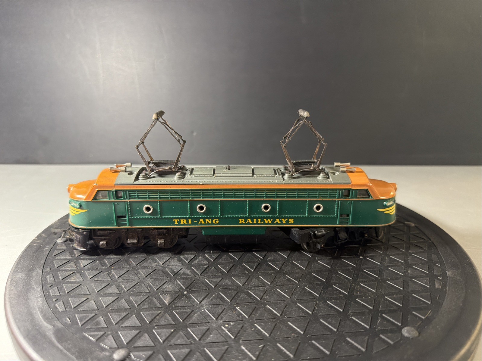 TRIANG RARE R.257 TWO TONE GREEN LOCO WITH BOX. F.3