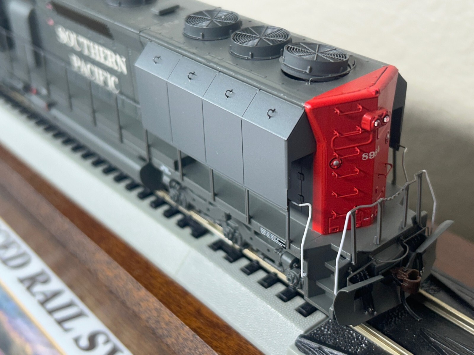 SOUTHEN PACIFIC – SP ” ELEPHANT EARS ” – SD45 LOCO DC/DCC Ready HO Scale NEW OOP