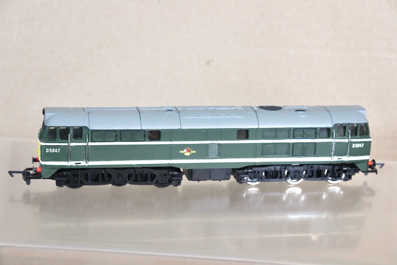 AIRFIX 54101 RE PAINTED BR GREEN A1A-A1A CLASS 31 DIESEL LOCOMOTIVE D5487 og