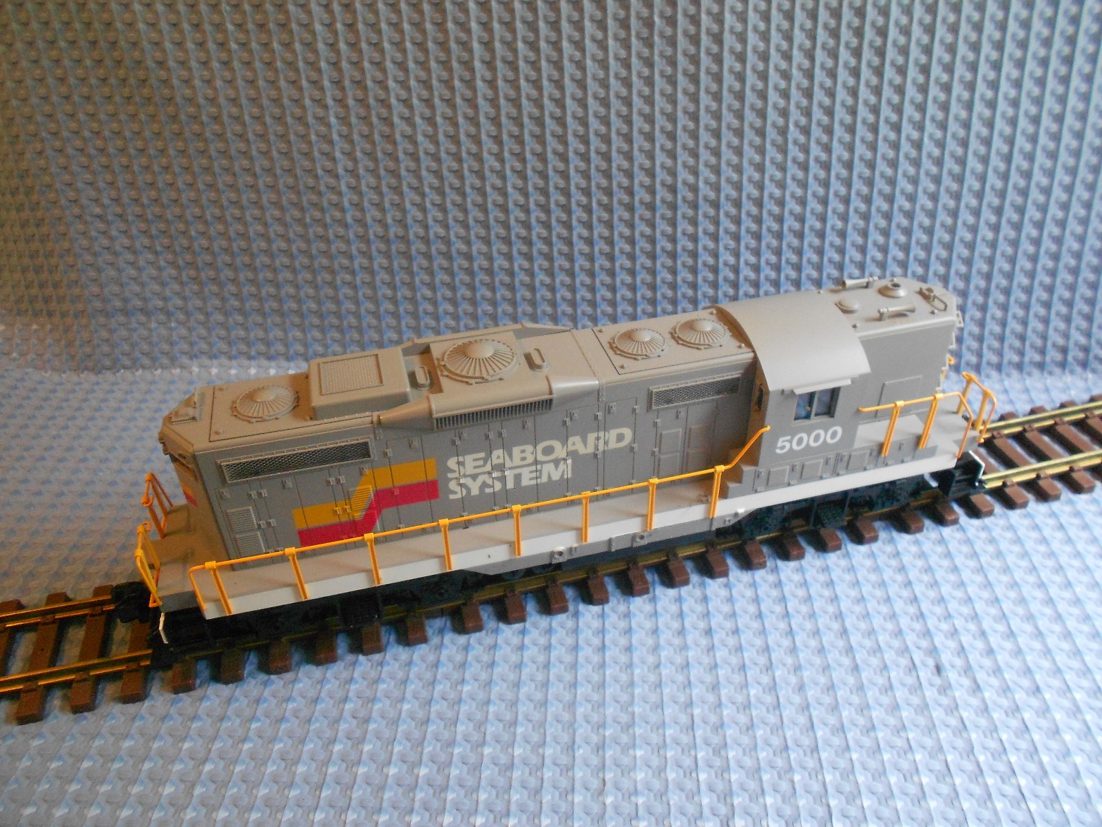 LIONEL 8-85000 G Scale SEABOARD SYSTEM GP-9 DIESEL LOCOMOTIVE LIONEL 8-85000
