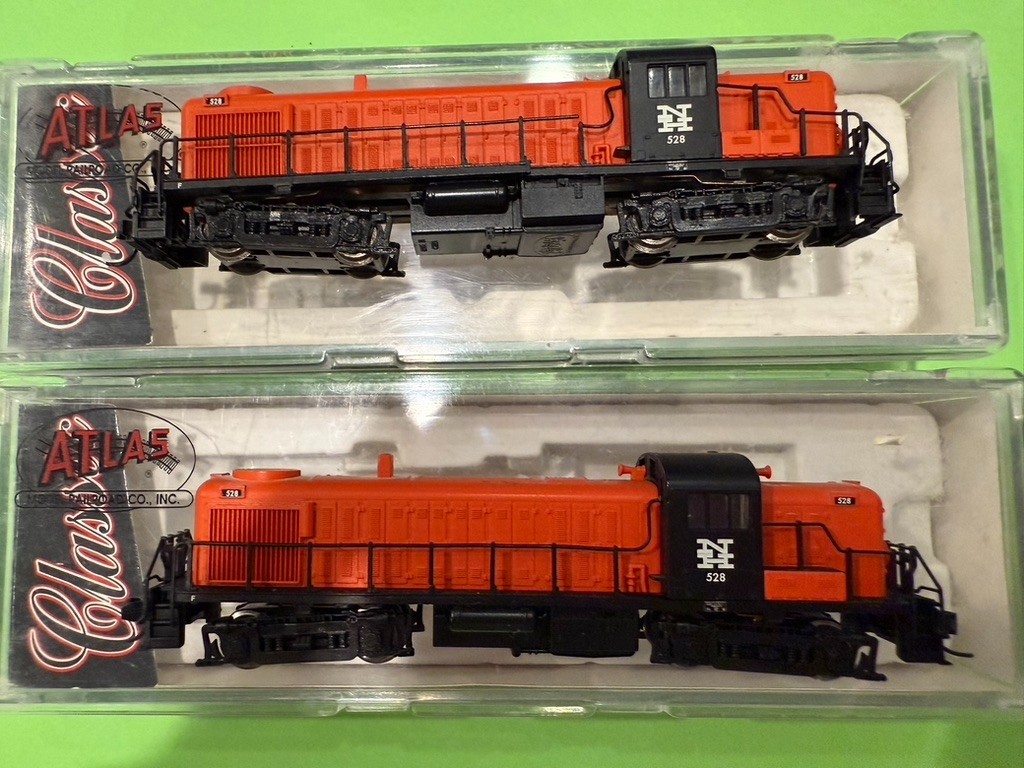 Atlas Classic N Scale #42031 RS-3 New Haven #528 diesel locomotive, lot of 2