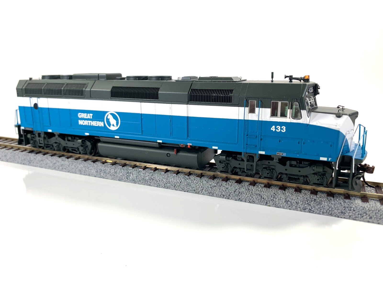 Athearn Genesis ATHG25262 Great Northern Big Sky F45 Diesel #433, HO scale