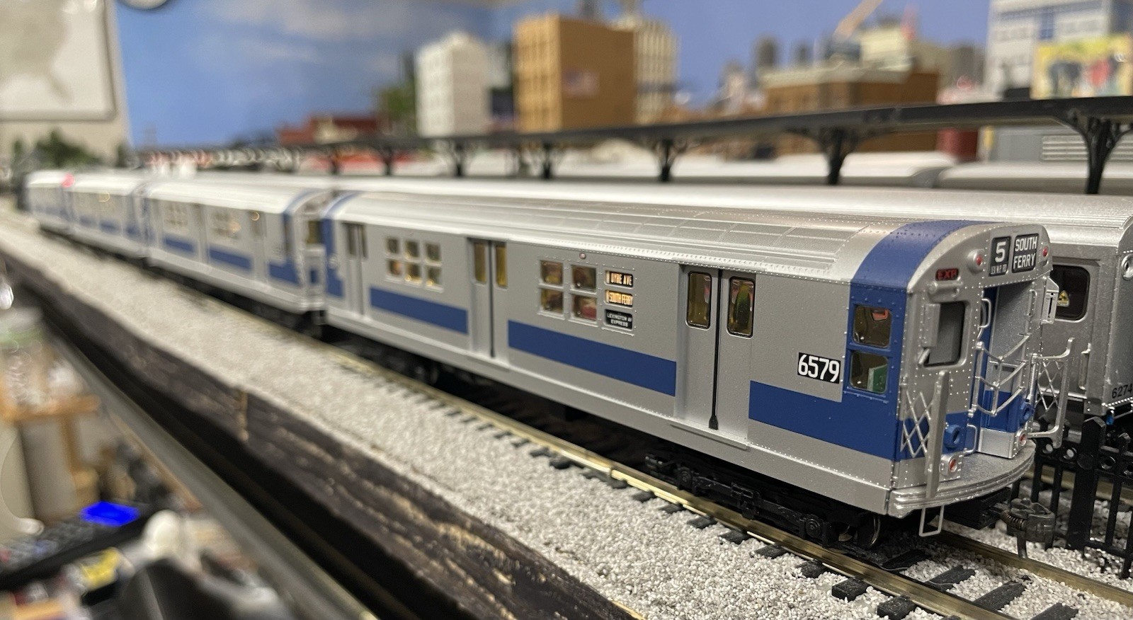MTH HO R-17 4-car Subway Set DCC&SOUND Northbound
