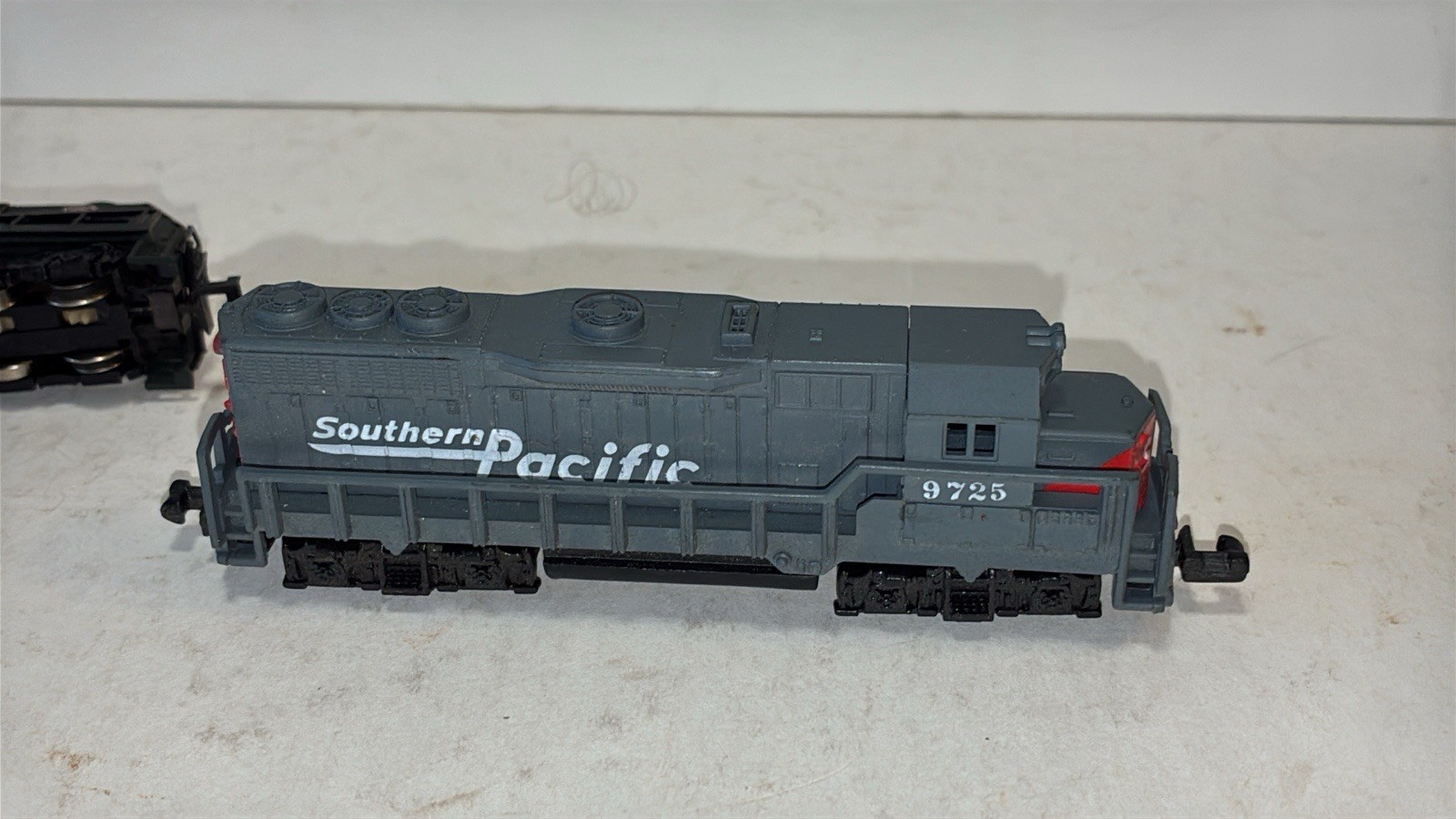 MRC N Scale ALCO Pennsylvania Railroad #8615 & Southern Pacific 9725
