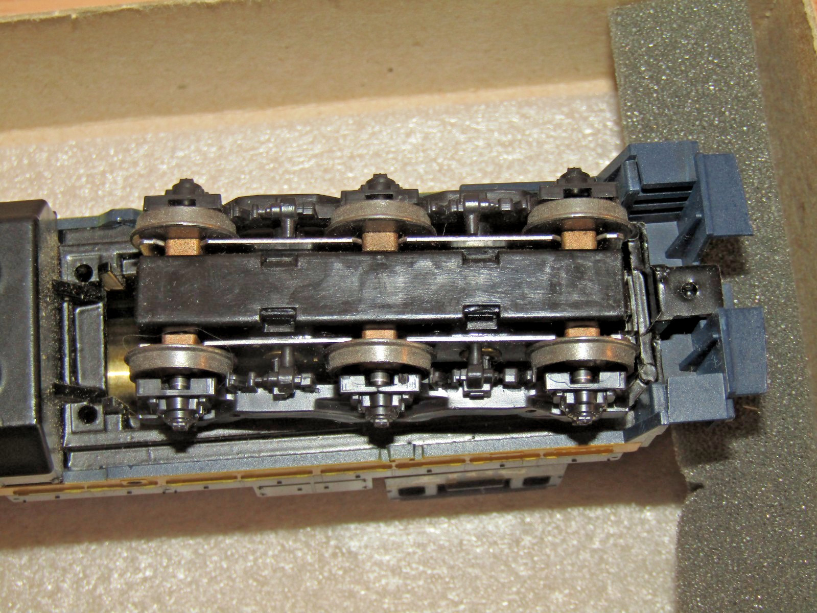 Athearn HO 3501 Santa Fe U33-C Powered Locomotive 8517