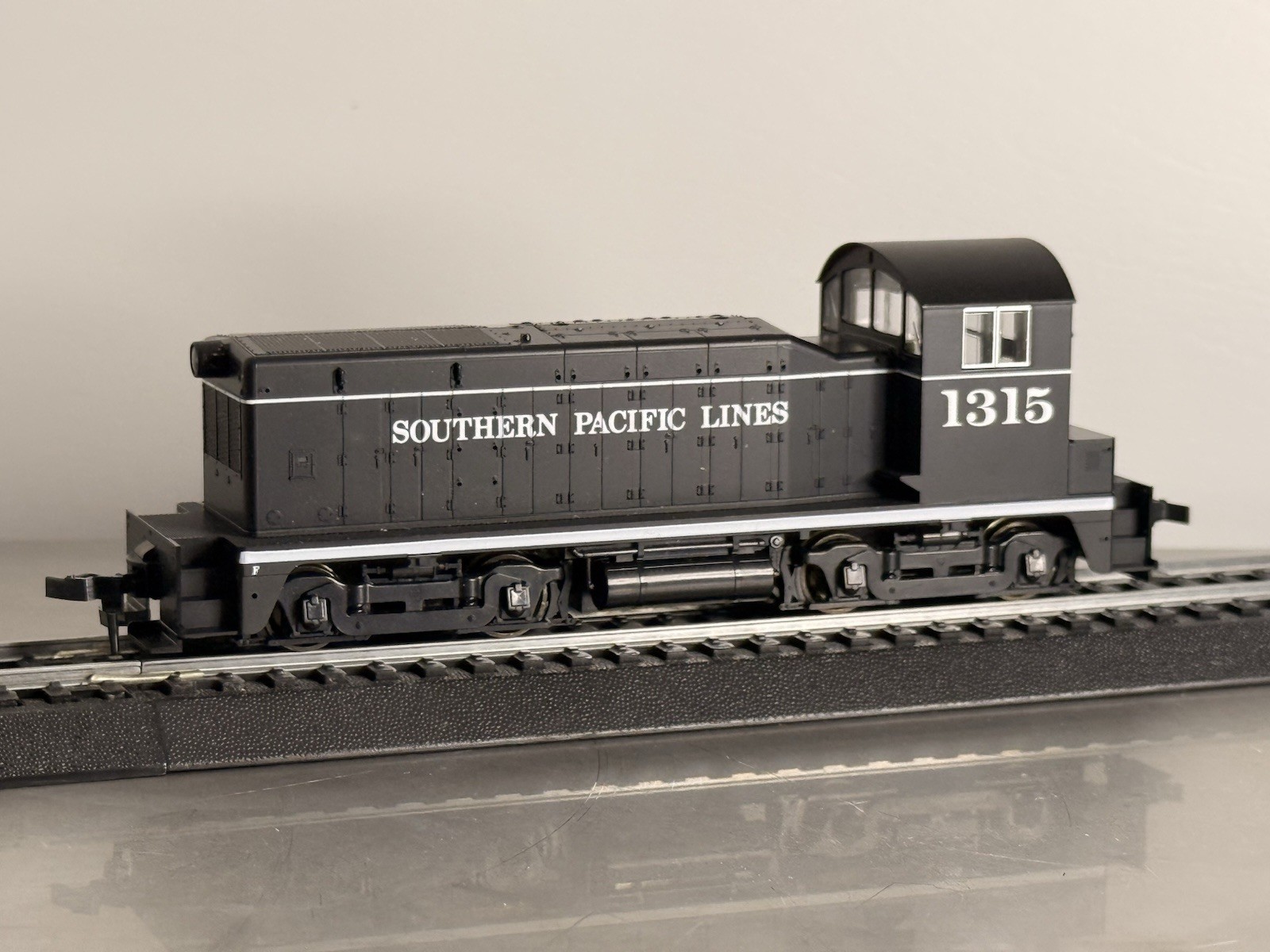 HO scale Kato EMD NW2 Phase I switcher – Southern Pacific