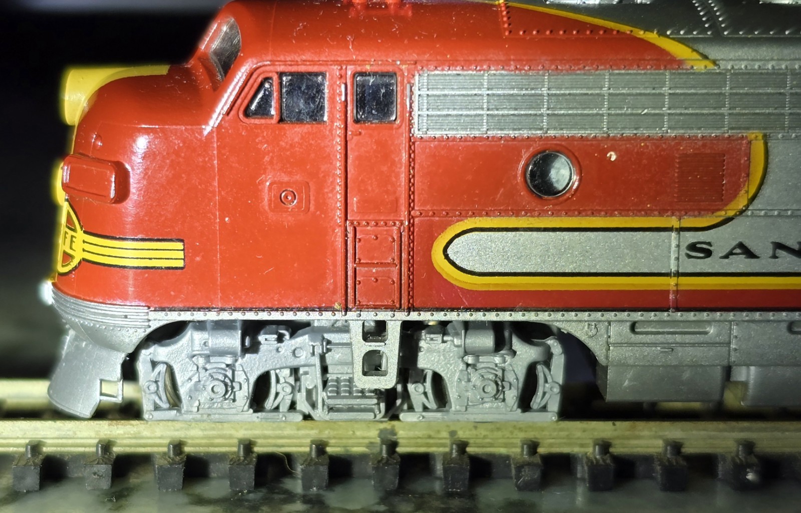 N Scale 1:160 Kato 176-211 ATSF F7A Pow. F7A Santa Fe Warbonnet Dual Headlight