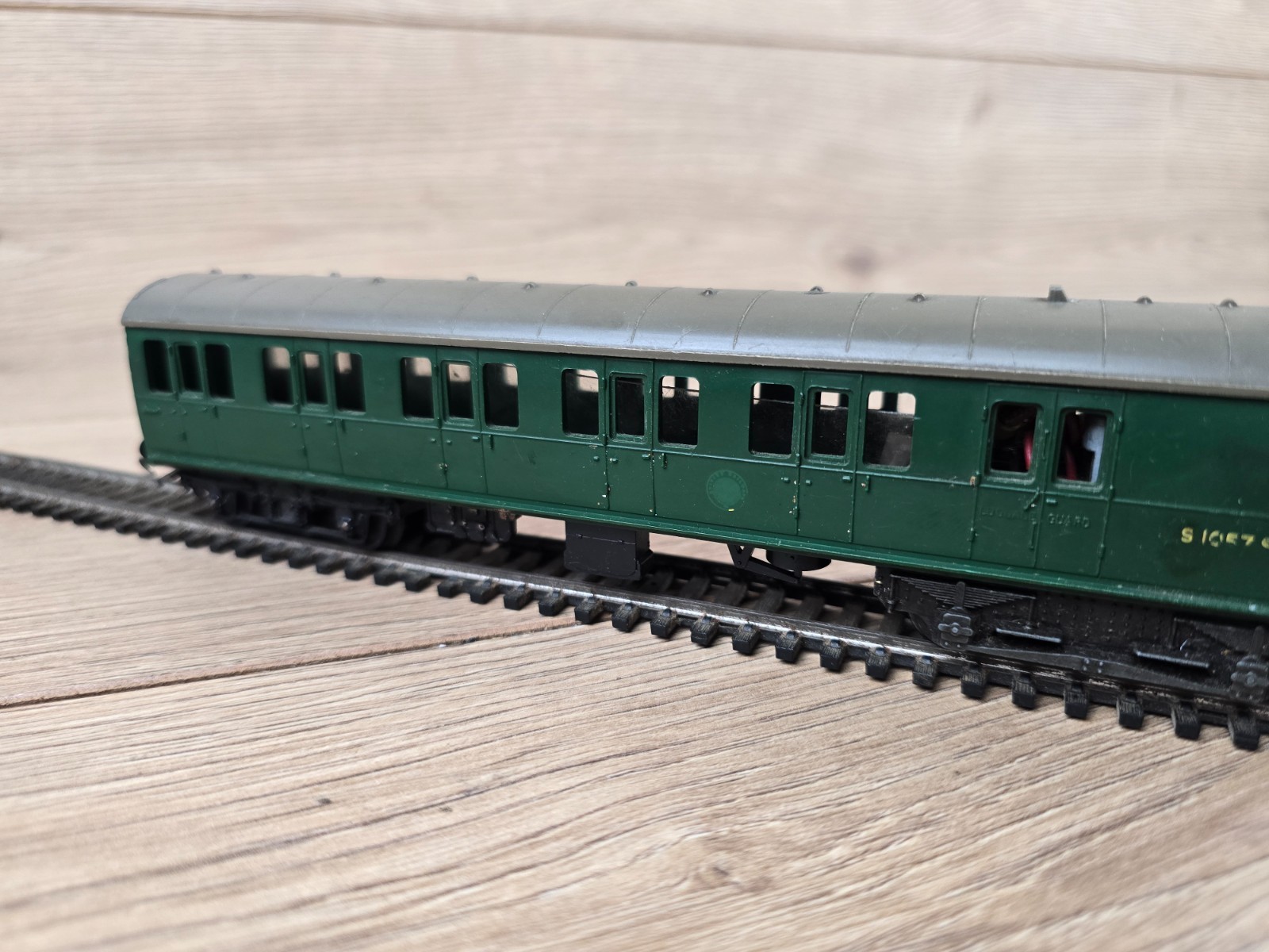 Triang Hornby R156 Southern Rail Suburban Motor Coach S1057S Green OO Gauge
