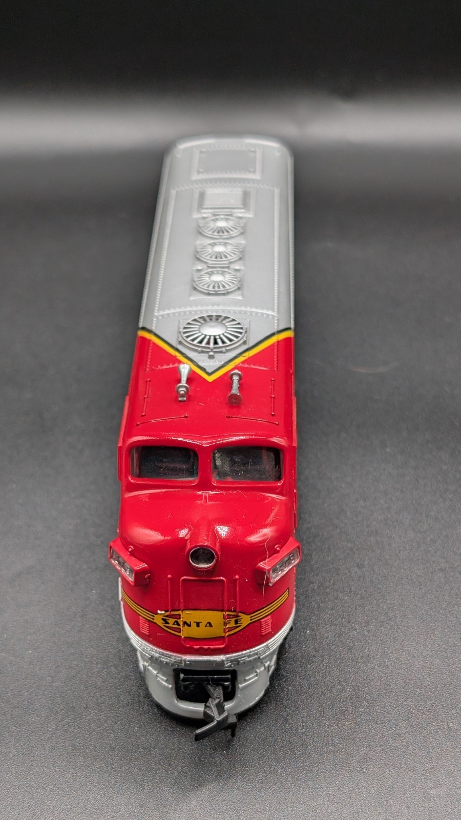 HO Scale Bachmann F7-A Santa Fe Chrome #307 Powered Diesel Locomotive