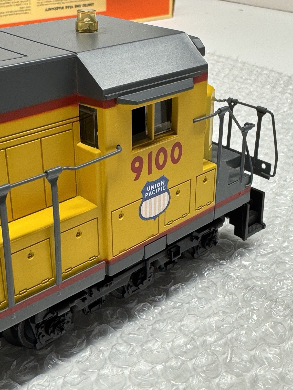 Lionel 6-18205 UNION PACIFIC DASH-8 40C Diesel Locomotive #9100