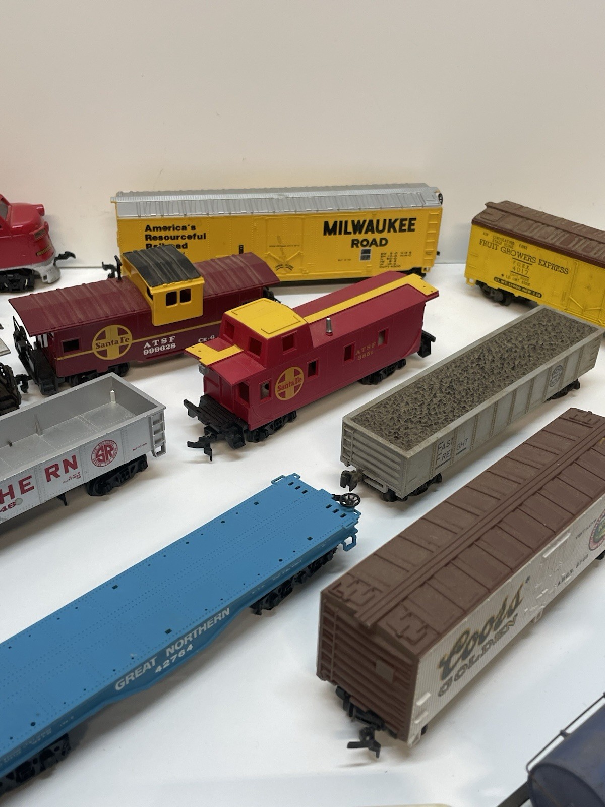 Vtg HUGE Lot HO Locomotives, Train Cars, Parts & Pieces Mixed *FOR PARTS AS IS*