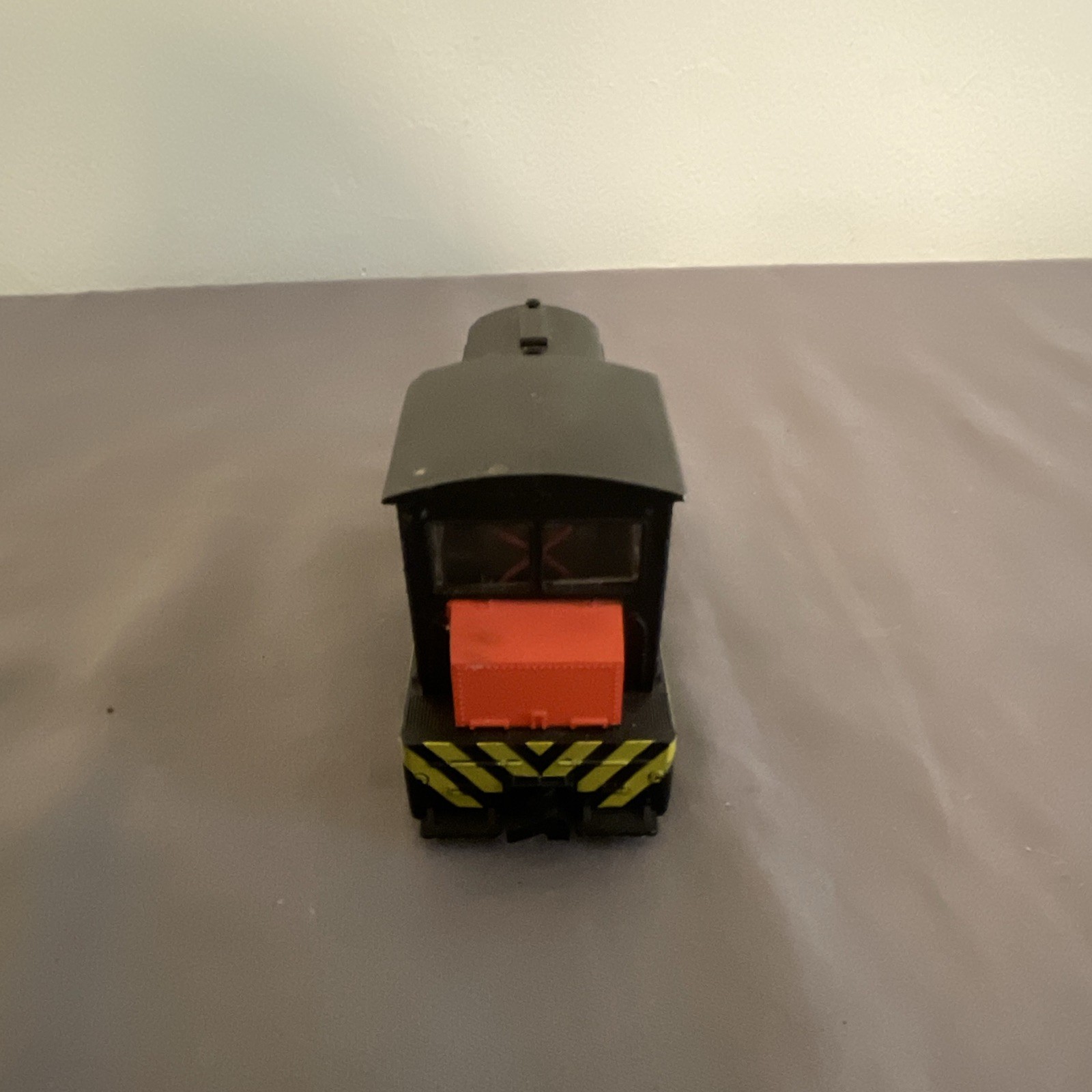 CN HO Diesel Locomotive Model Train Engine Black Yellow Red Transportation