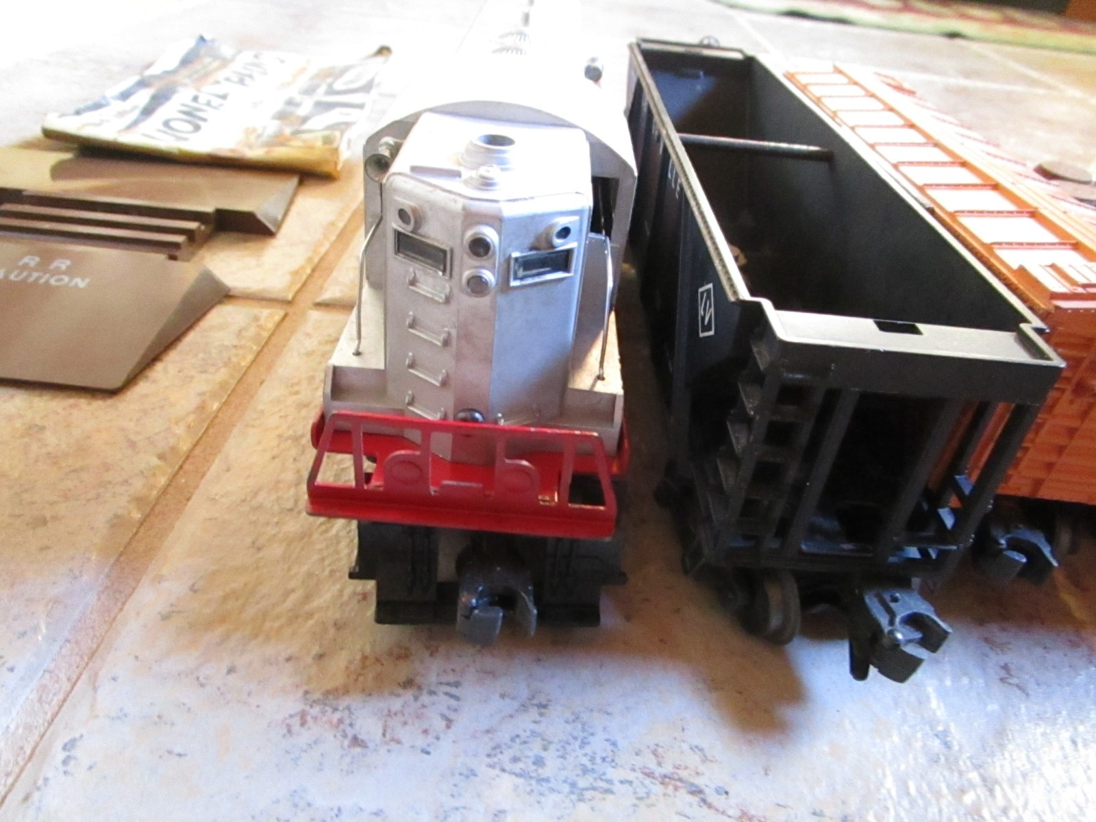 1950’S LIONEL O GAUGE 2328 BURLINGTON ROUTE GP-7 POWERED DIESEL RUNS WITH 5 CARS