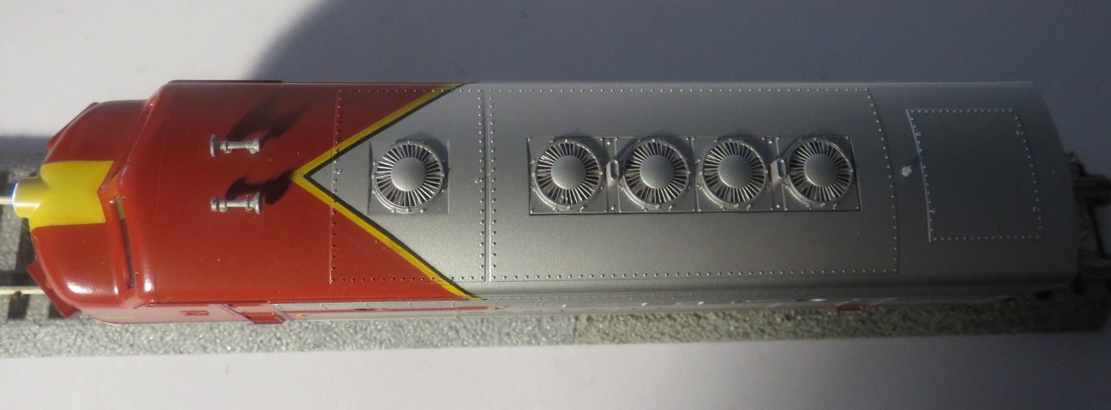 Stewart/Kato HO ATSF Warbonnet F7A DC/DCC, Directional LED Light, Kadee Couplers