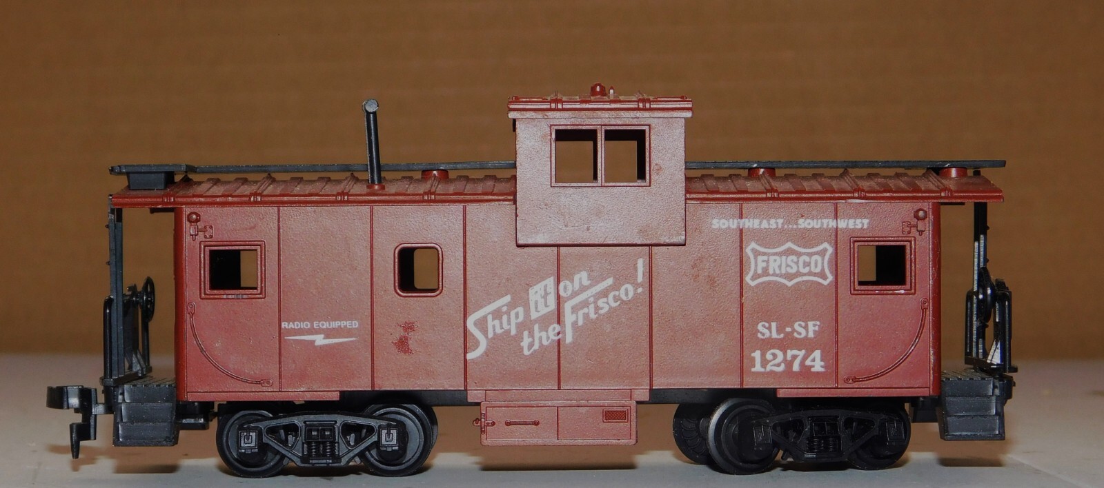 ROCO Wide Vision Caboose ~ St. Louis & Santa Fe RR ~ Radio ~ Rd# SLSF 1274 – HO