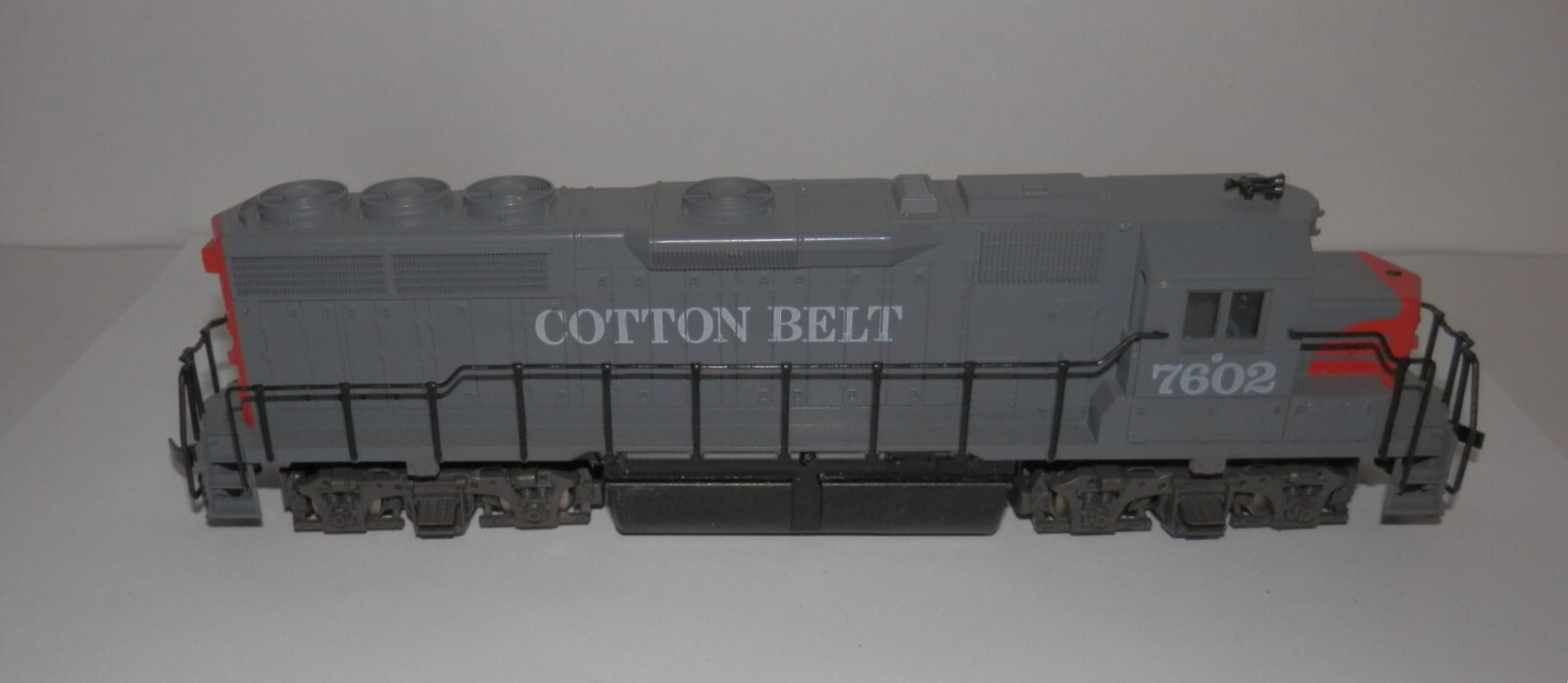 Atlas HO Scale POWERED Cotton Belt 7602 GP 40 Diesel Loco #7037