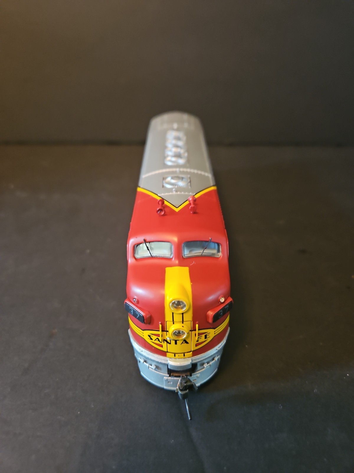 Broadway Limited AT&SF War Bonnet – EMD F7 A AT&SF #37L.