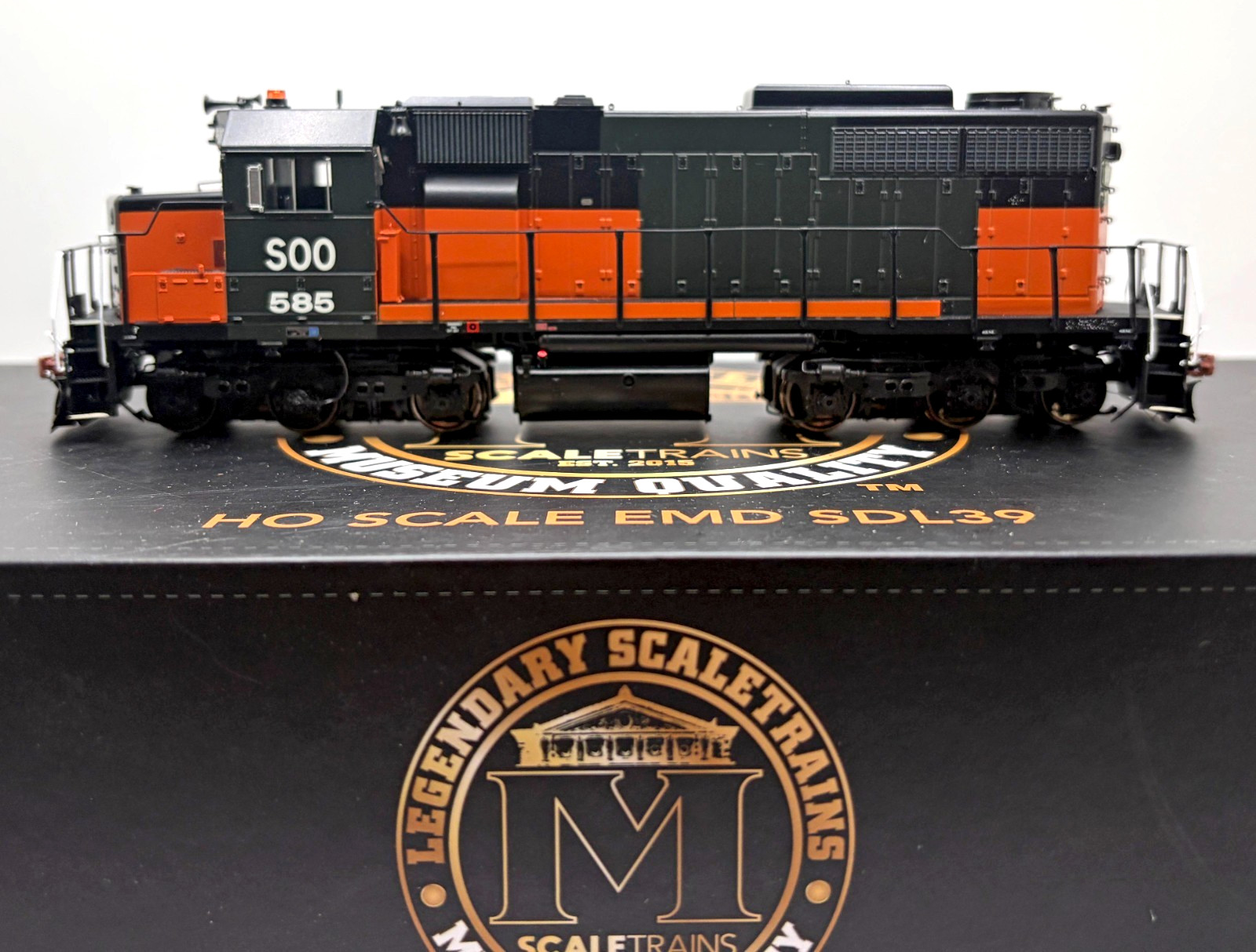 HO SCALETRAINS SXT70030 MUSEUM QUALITY EMD SDL39 SOO LINE 585 DCC SOUND LOKSOUND
