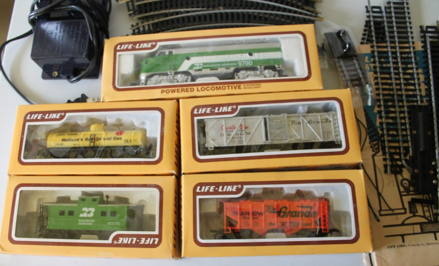 Life-Like Locomotive Train Set Complete Tracks, 5 cars, Transformer, etc.