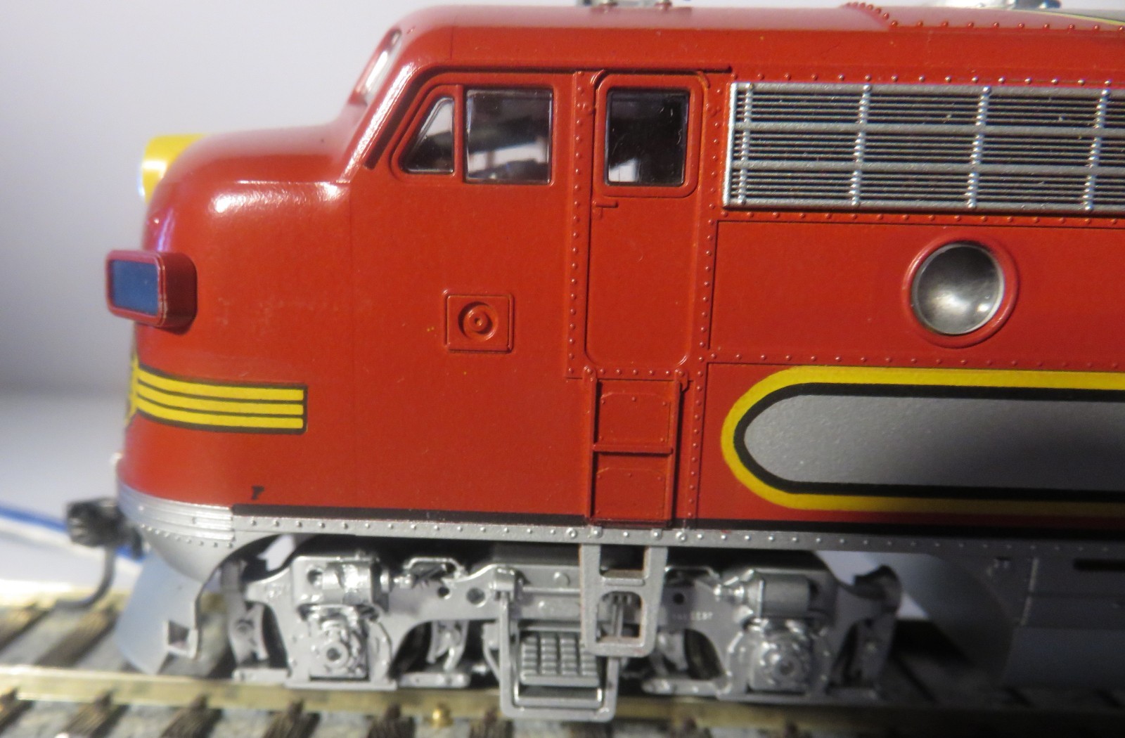 Stewart/Kato HO ATSF Warbonnet F7A DC/DCC, Directional LED Light, Kadee Couplers