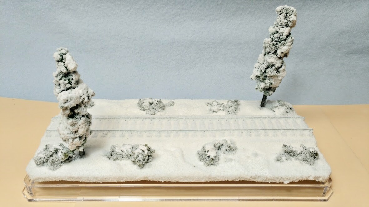 HO SCALE 9″ SINGLE TRACK DISPLAY CASE -WINTER SCENE-FOR ANY HO TRAIN