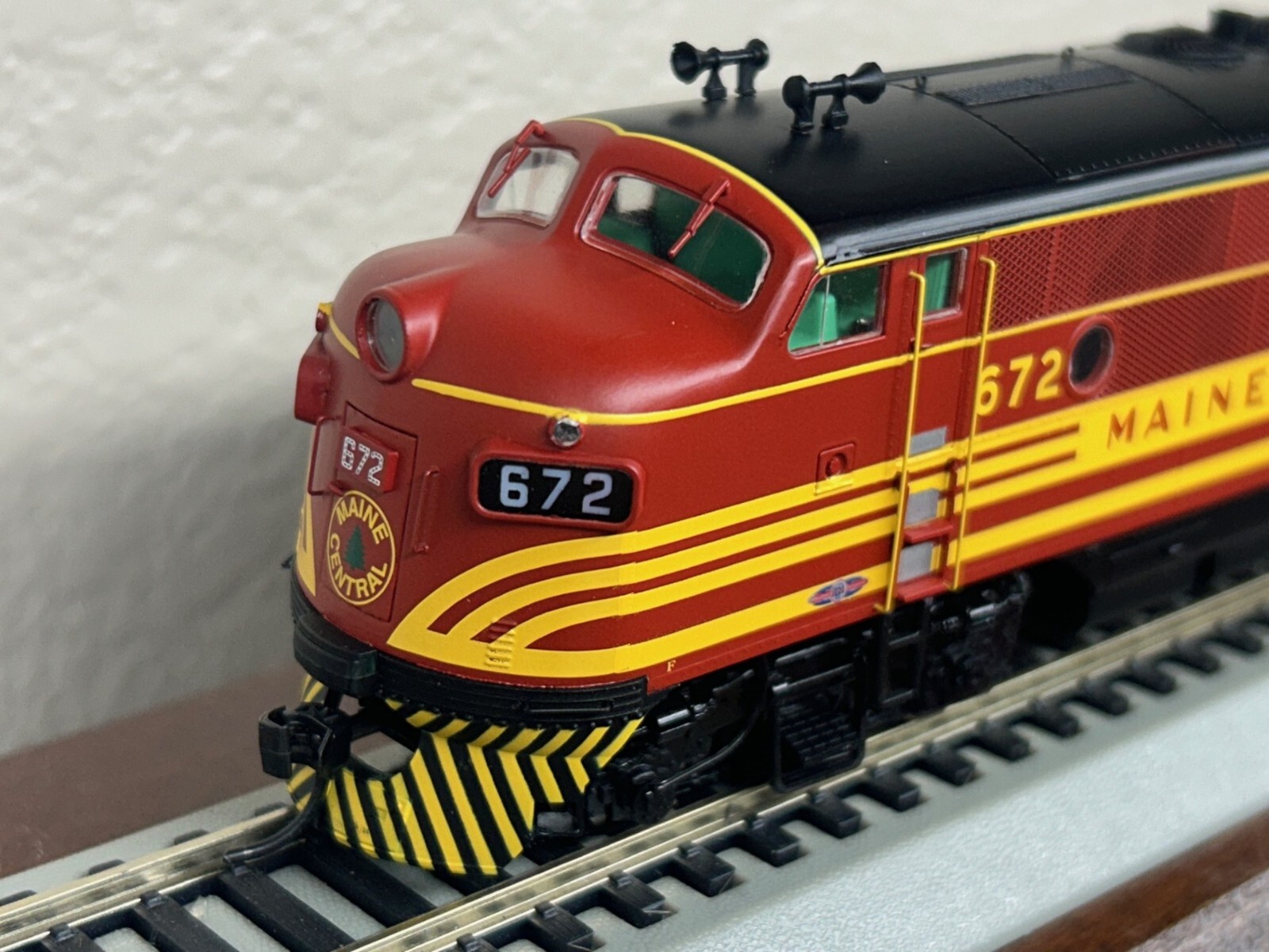 MAINE CENTRAL 672 EMD F3A LOCO – FACTORY DC/DCC / QUANTUM SOUND HO Scale NEW OOP
