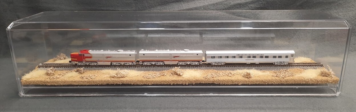 Z SCALE 16″ SINGLE-TRACK DISPLAY CASE -“DESERT SCENE” – FOR ANY Z TRAINS