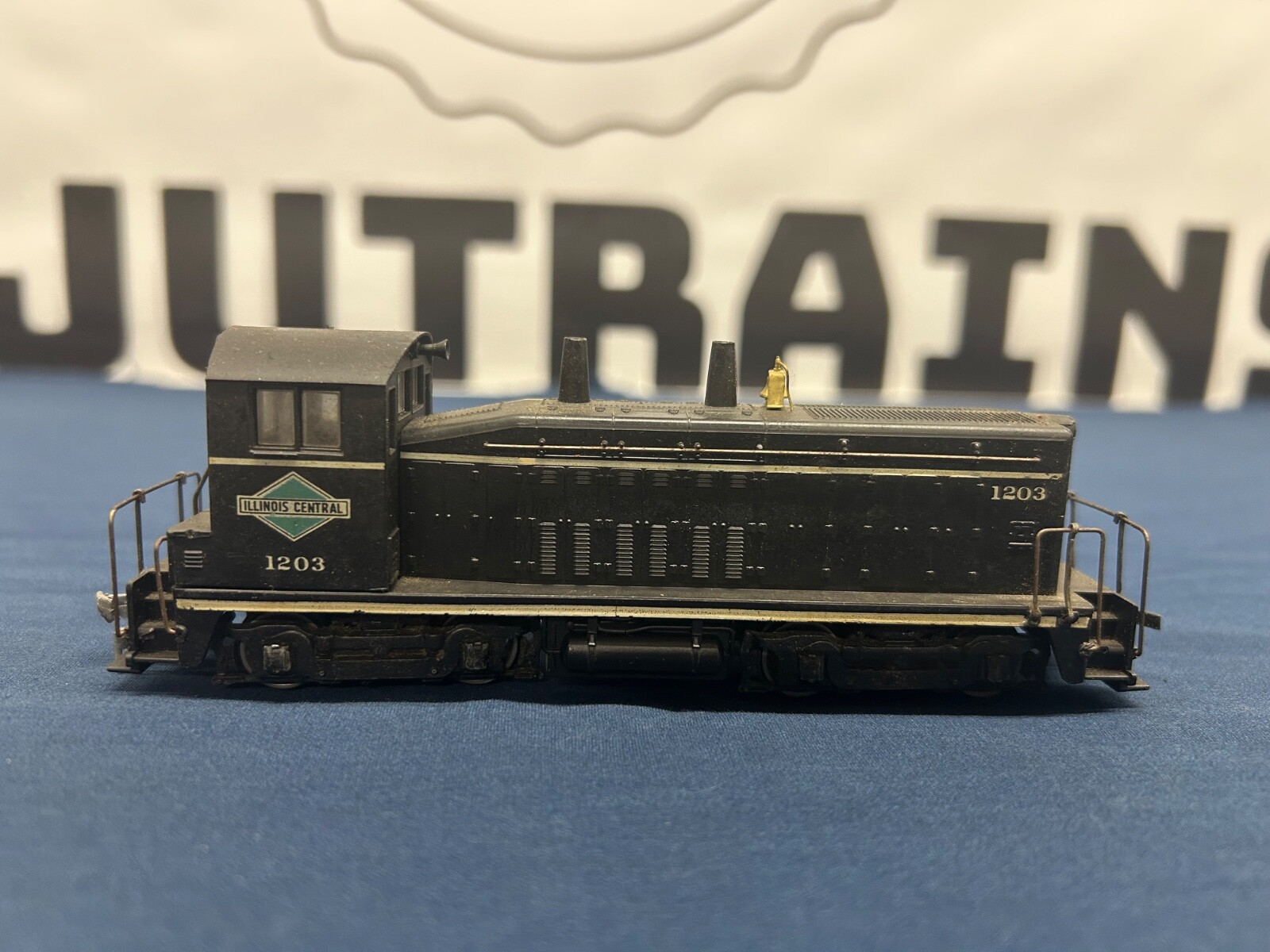Athearn HO Illinois Central #1203 SW-7 Diesel Engine DC NO BOX