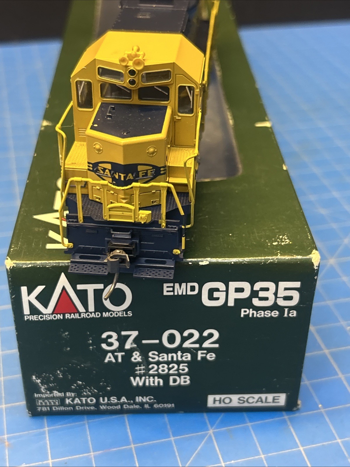 HO KATO 37-022 EMD GP35 PHASE 1a SANTA FE # 2825