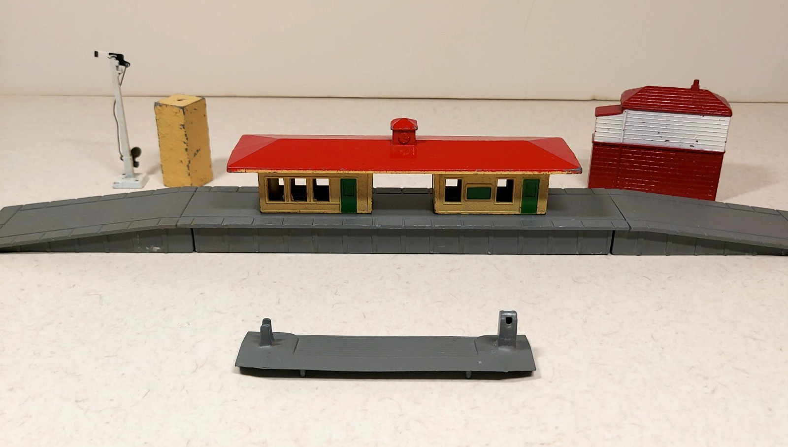 Vtg Lone Star N Scale UP Locomotive Train & Cars Houses Trucks Station England