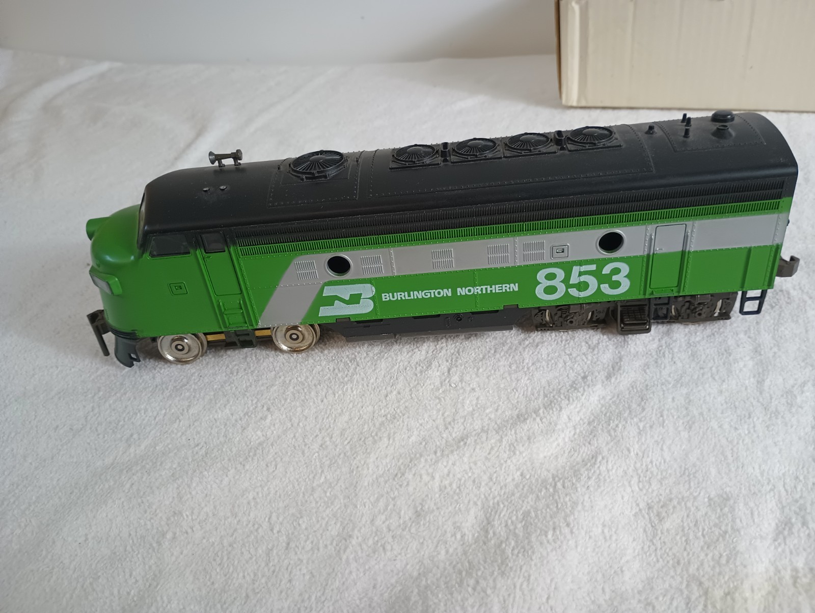 AHM 5015 HO Burlington Northern Alco Century 424 Locomotive #853 Green Works