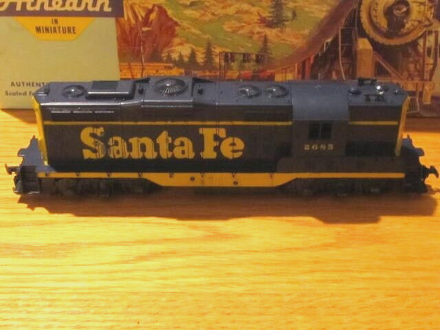 Superb ATHEARN HO “Santa Fe” GP9 powered engine … mint condition … one owner