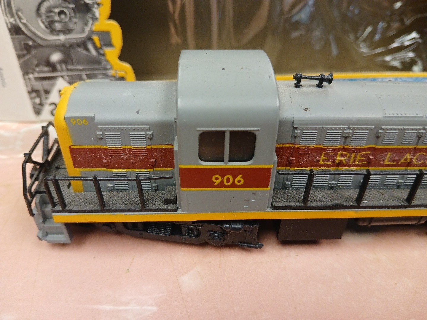 AHM HO Scale Erie Lackawanna 906 UNPOWERED Engine with Box