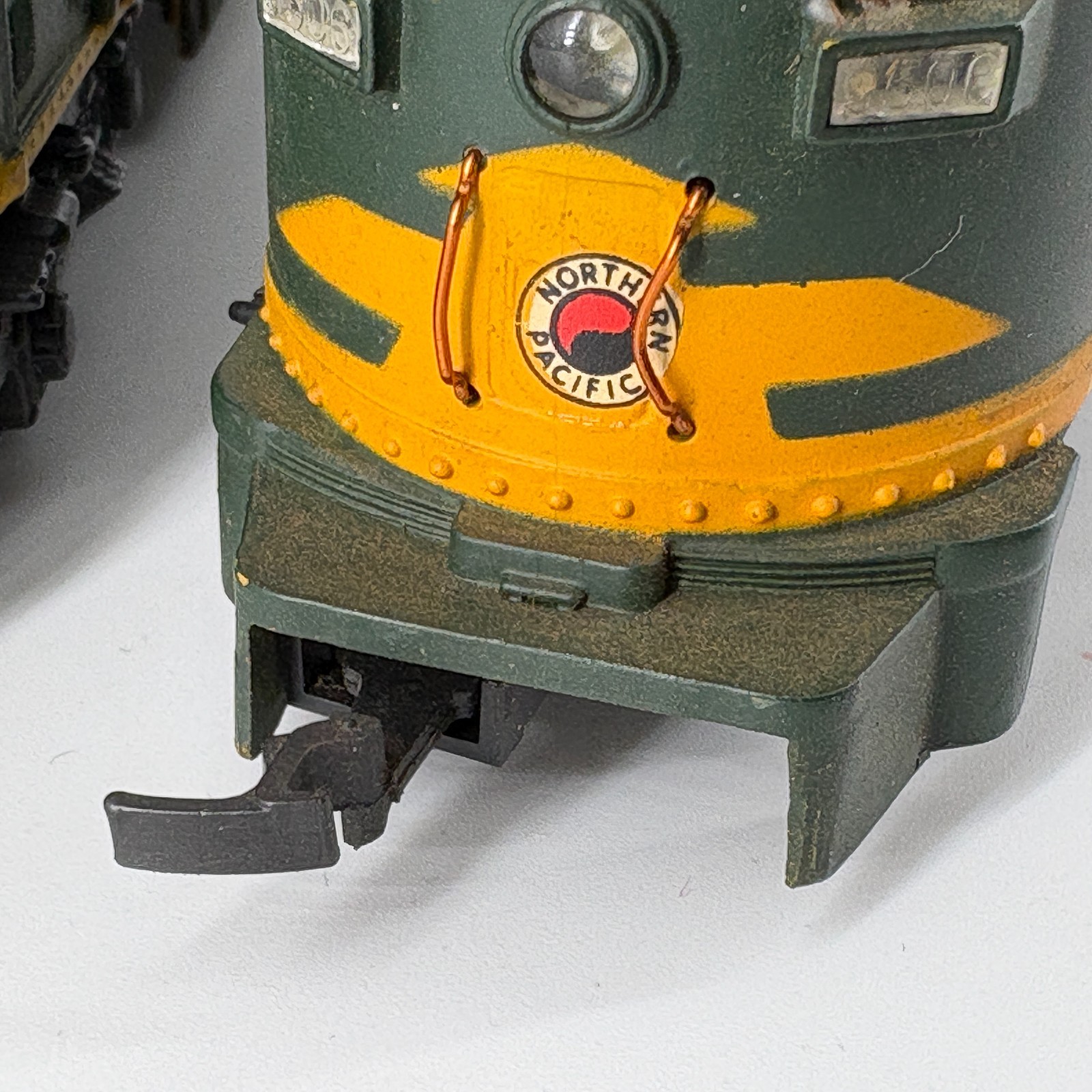 AHM HO Scale Diesel Locomotive Northern Pacific 6500 Powered & Dummy TESTED