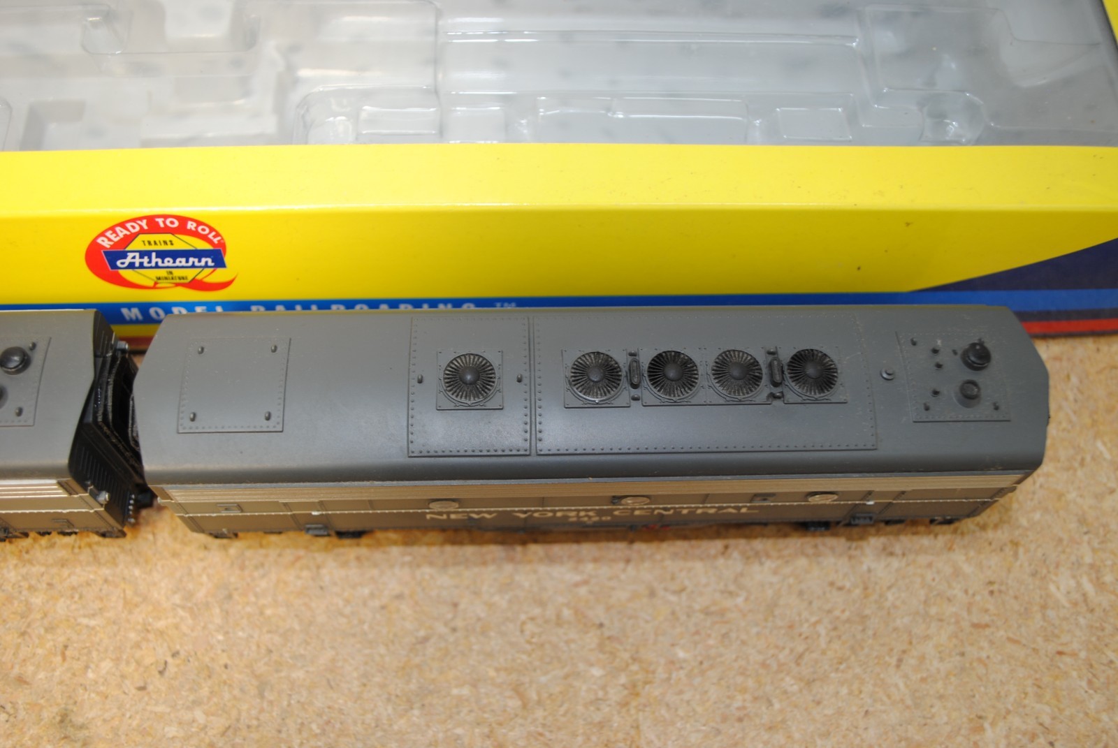 Athearn ATH76105 New York Central #1636 & 2420 F-7A/F-7B Diesel Loco Set HO RTR