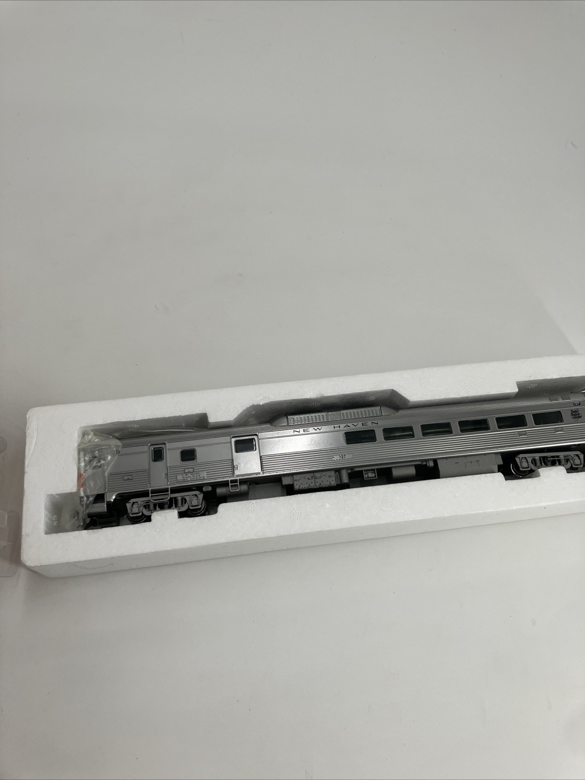 Walthers Proto #920-35352 Budd RDC-3 Coach-Baggage-RPO New Haven #127 NIB 1/87