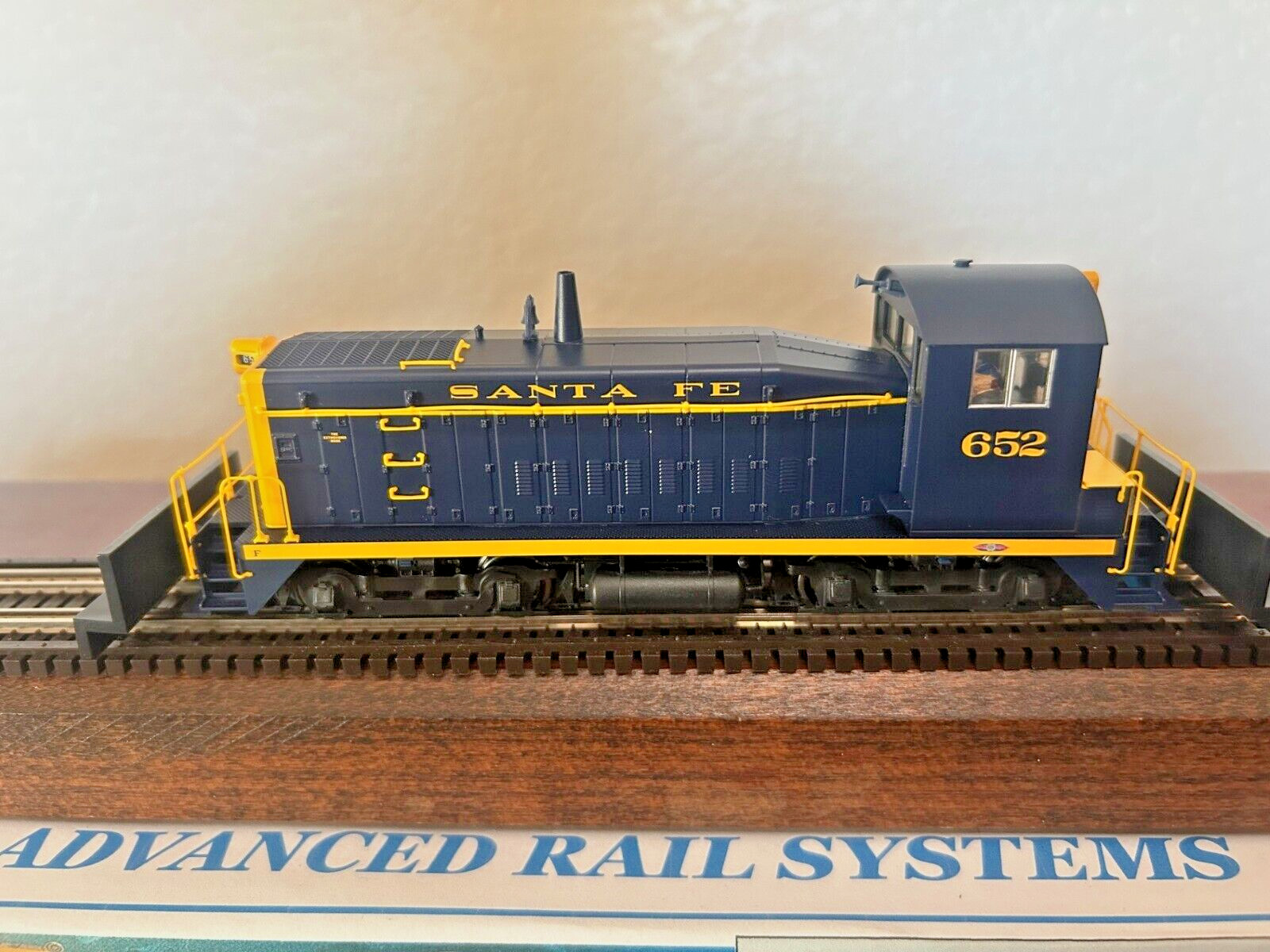 SW8/900 SWITCHER – ATSF SANTA FE -DC/DCC Ready LOCO – HO Scale -“ATSF”-NEW OOP