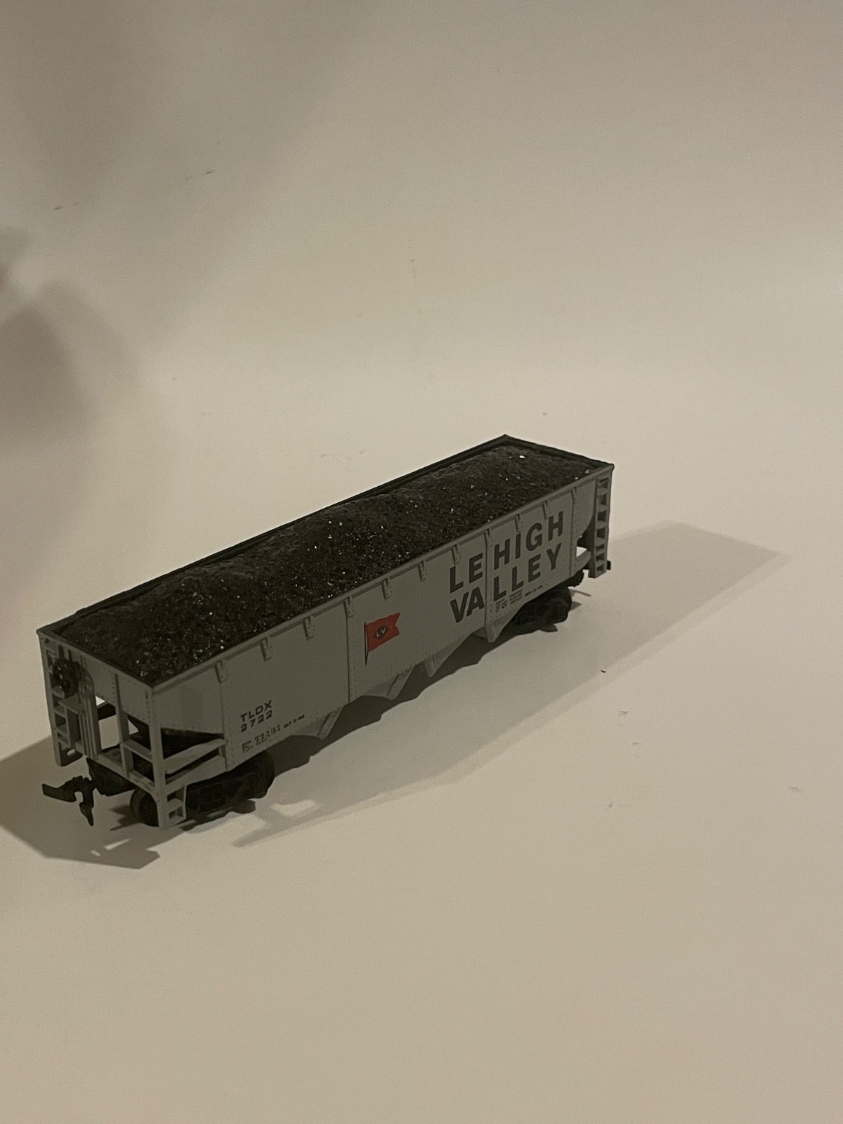 1975 HO Gauge Le High Valley Gray Coal 42′ Quad Hopper Car No. 2722 by Bachmann