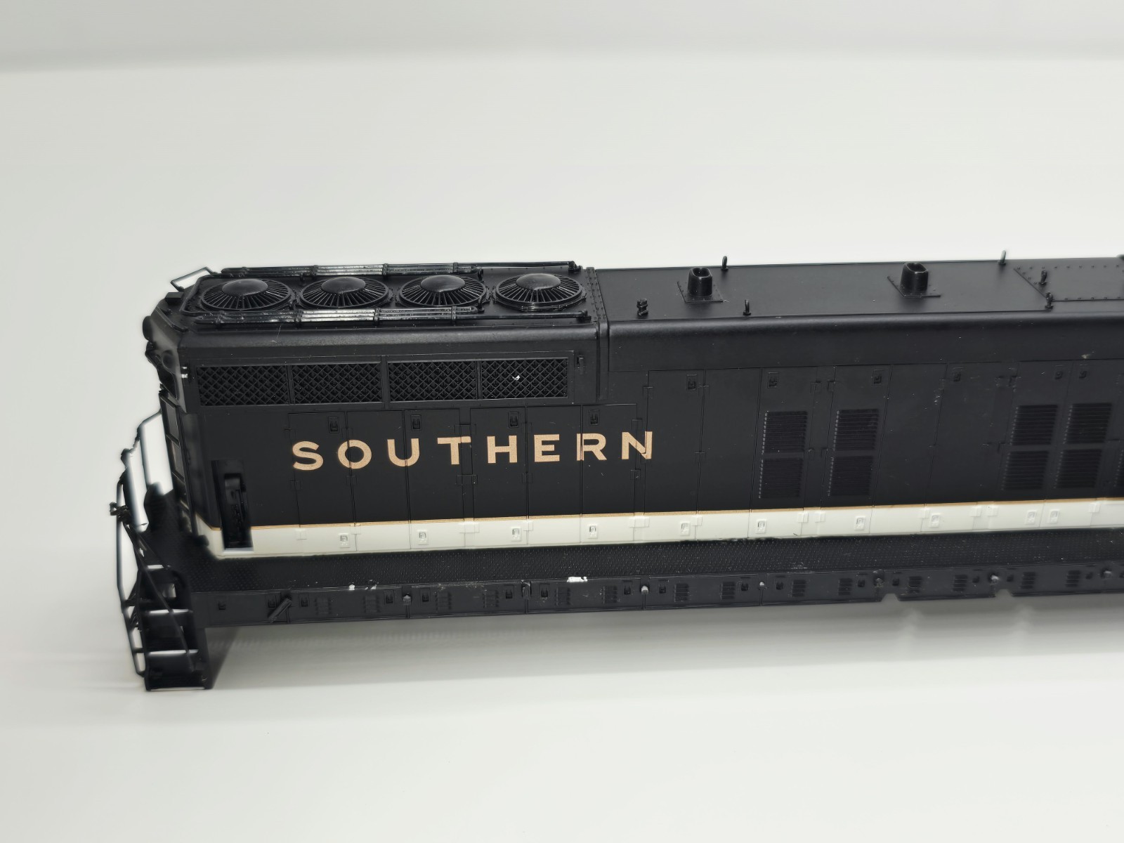 Proto 2000 – HO – SD9 Southern Locomotive #202 – Shell Only